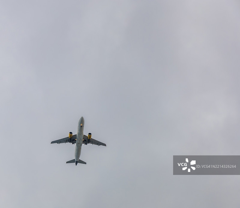 飞机正在清理，轮子保持开启状态图片素材