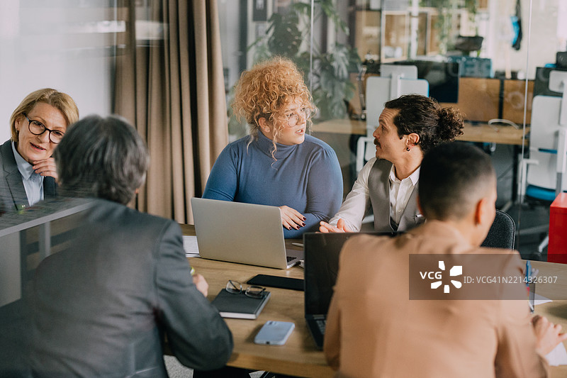 一群初创公司专家在公司办公大楼开会。图片素材