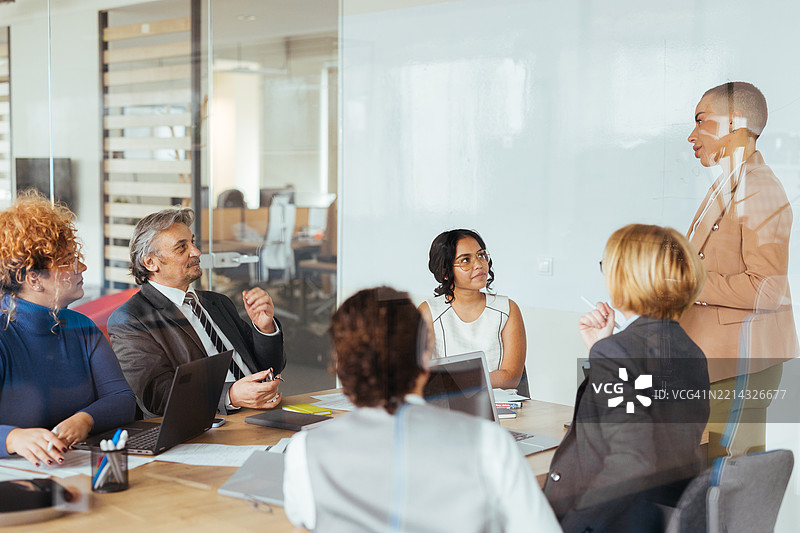 成功的领导团队在大型公司会议室开会。图片素材