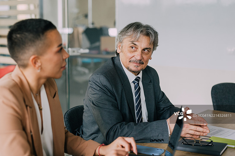 两位成功的商务经理在公司董事会议室参加会议。图片素材