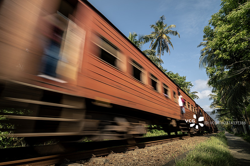 斯里兰卡热带风光中的火车经过图片素材