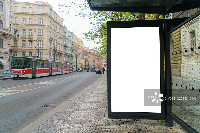 欧洲城市电车站的空白广告牌图片素材