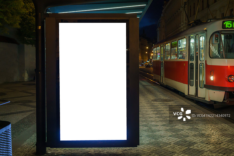 夜间电车站的空白广告牌图片素材