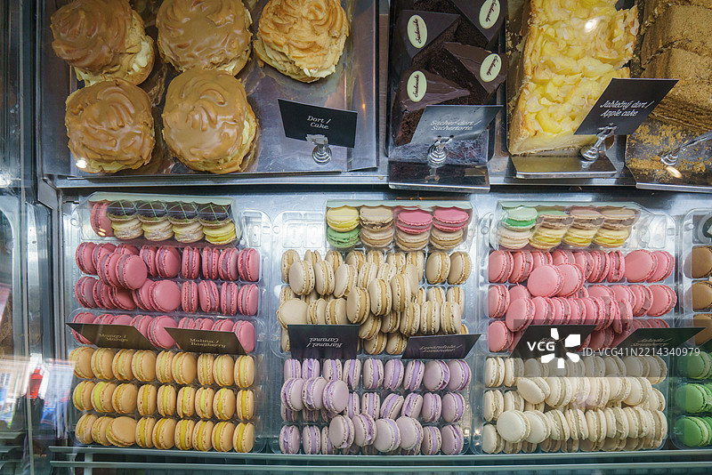 五彩缤纷的法式马卡龙和蛋糕在面包店展示图片素材