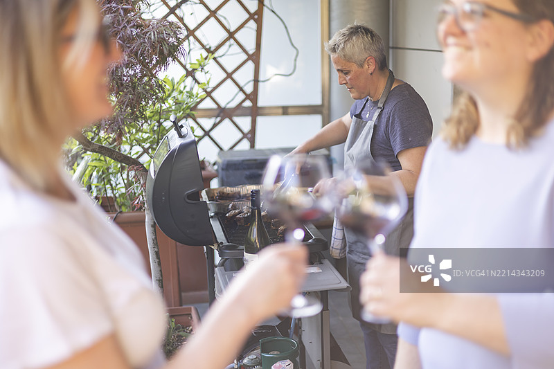 露台上的烧烤。图片素材