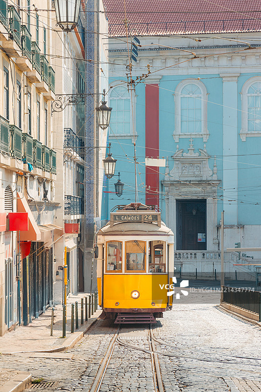 里斯本标志性的黄色电车穿行于葡萄牙的历史街道。图片素材