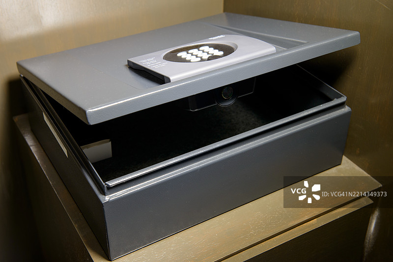 酒店房间衣柜内的保险箱特写图片素材