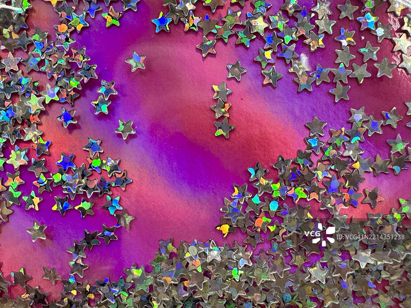 粉色全息乙烯基上的闪光星星图片素材
