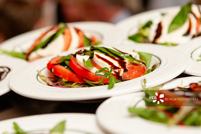 卡普雷塞沙拉配香醋酱图片素材