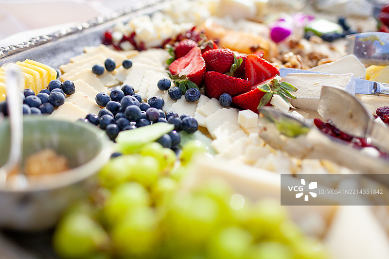奶酪和水果拼盘特写图片素材