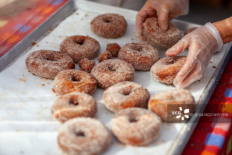 肉桂糖甜甜圈被装盘图片素材