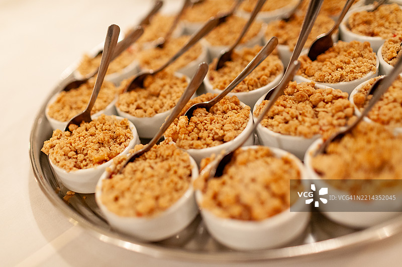 单人苹果脆饼甜点图片素材