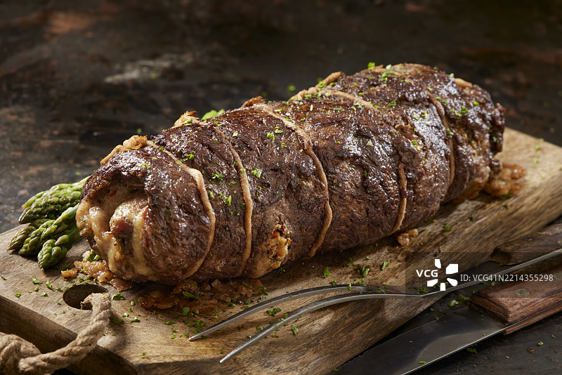 红椒填充的侧腹牛排卷图片素材