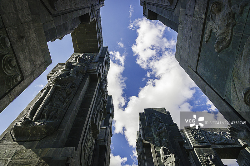 喬治亞的編年史与蓝天的对比。低角度视图。第比利斯，喬治亞图片素材