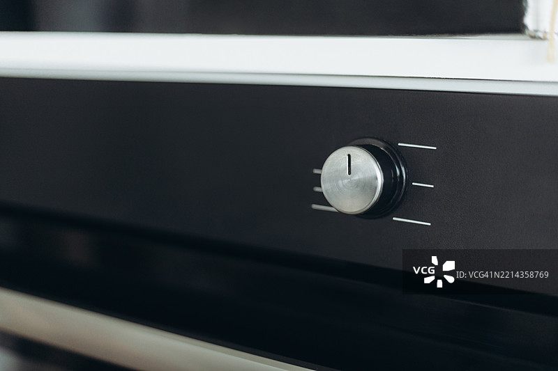 黑色厨房烤箱。图片素材