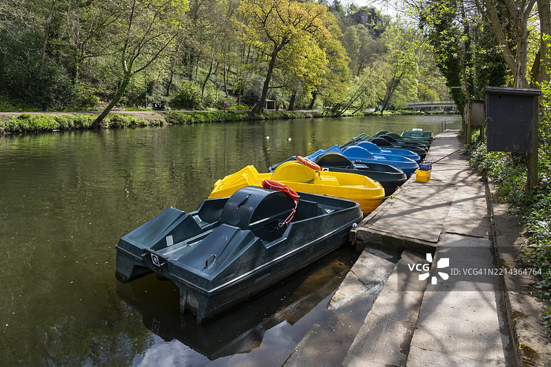 德比郡马特洛克浴场德文特河旁的船只图片素材