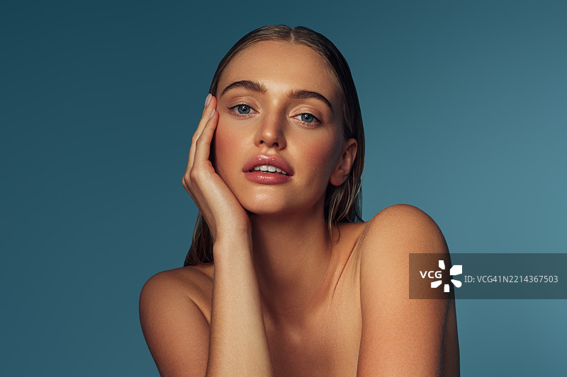 自然妆容的美丽女性肖像图片素材