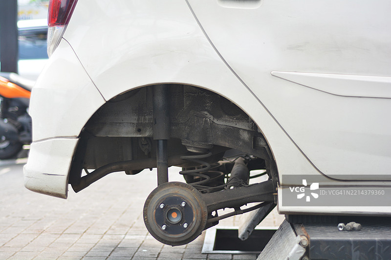 汽车维修 - 拆卸轮胎视角图片素材