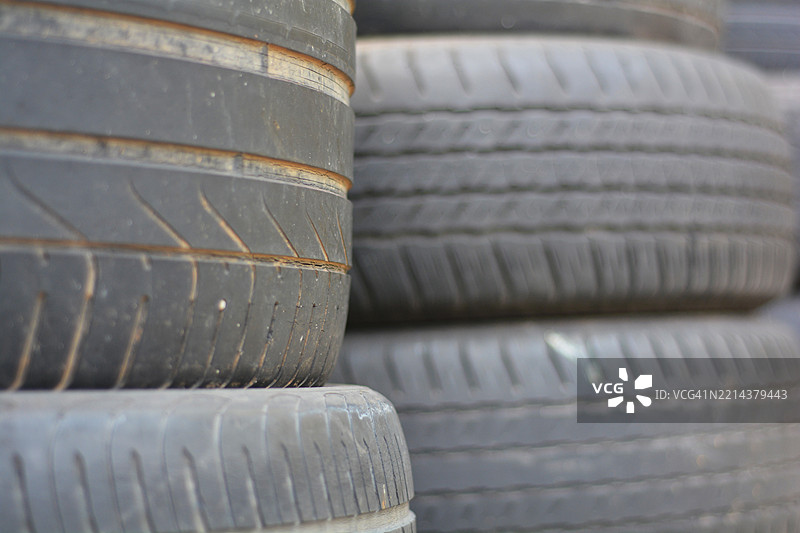 废旧轮胎堆待处理或回收图片素材