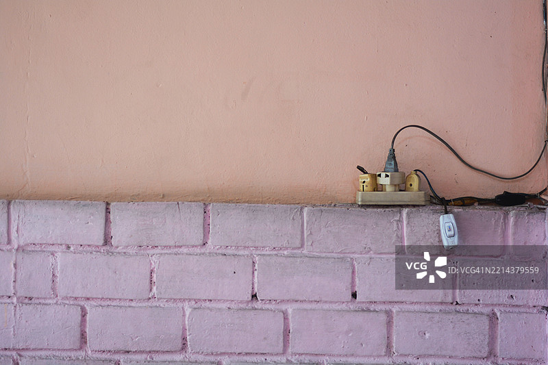 双色墙上的电源插座图片素材