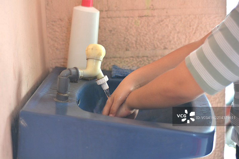 用肥皂洗手的人图片素材