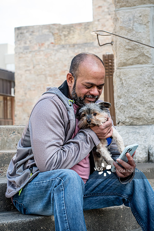 一个男人，他的狗，以及一个连接的瞬间图片素材