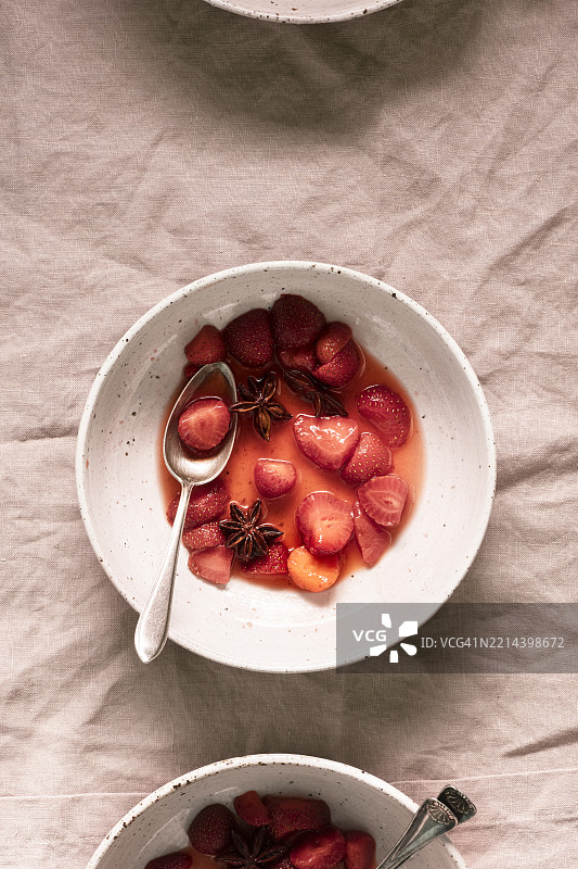 装有新鲜有机草莓的碗图片素材