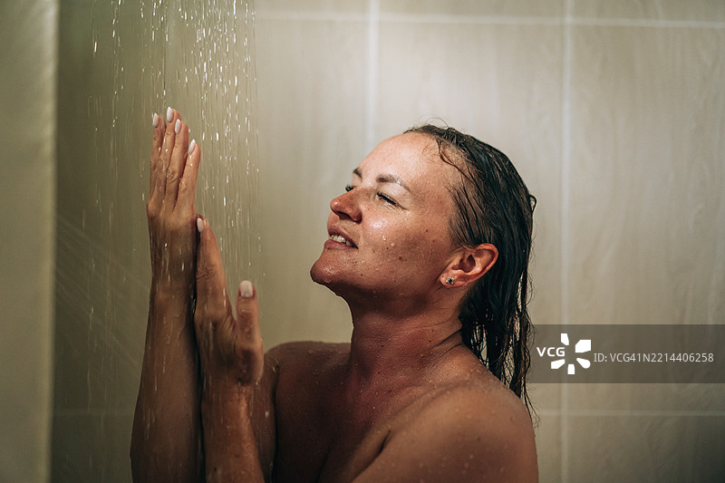 酒店房间内洗澡的女人图片素材
