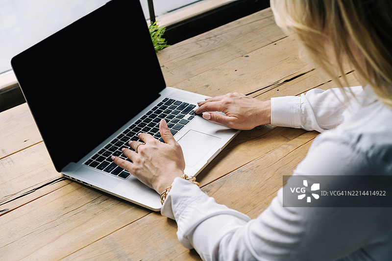 在桌子上工作的女人图片素材