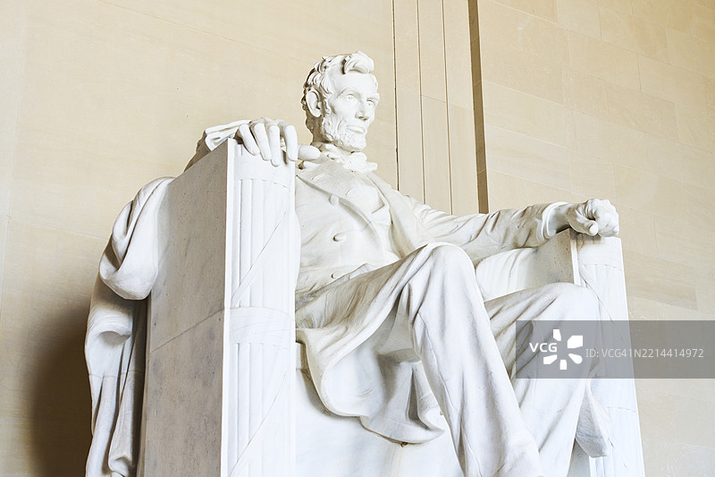 雄伟的大理石亚伯拉罕·林肯雕像坐落在林肯纪念堂内图片素材