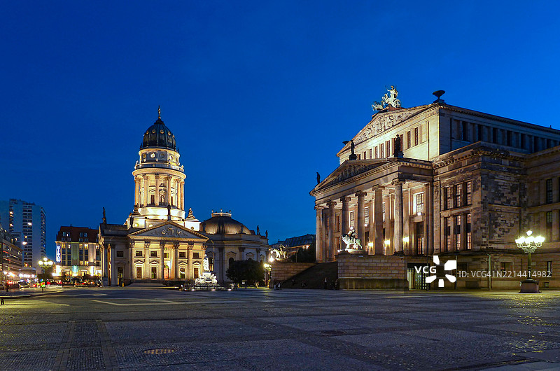 柏林最美丽的广场“根德尔门市场”，黄昏时分灯光璀璨，背景是“德国大教堂”。图片素材