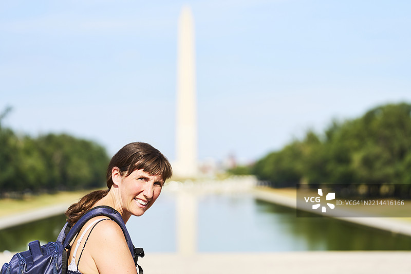 游客在华盛顿特区的华盛顿纪念碑前微笑图片素材