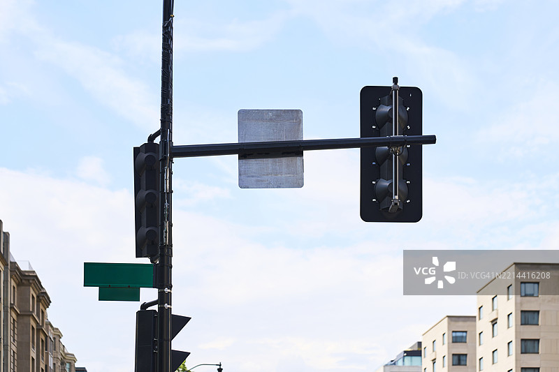 交通信号灯和悬挂在道路上空的空白街道标志图片素材