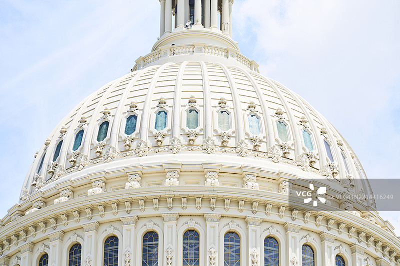 华盛顿特区蓝天下的美国国会大厦圆顶图片素材