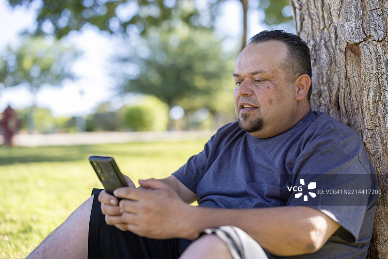 坐着发短信图片素材