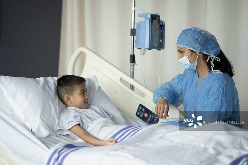 护士在病房里为儿童患者提供护理图片素材