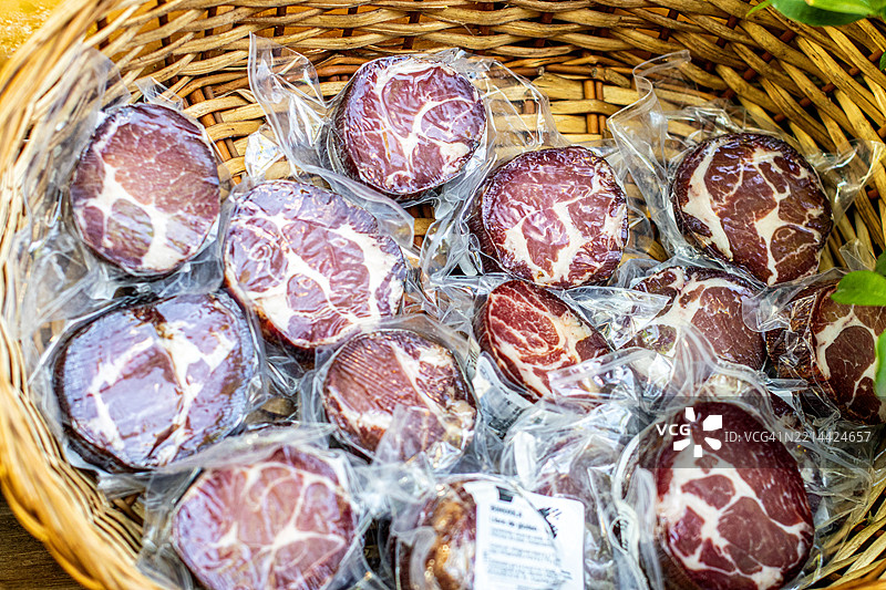 包装好的猪肩肉出售。图片素材