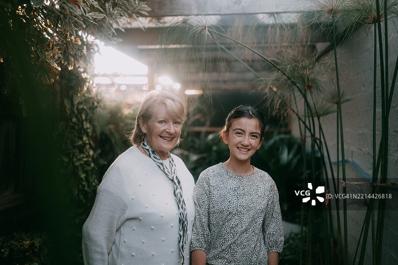 快乐的祖母和孙女在后院里图片素材
