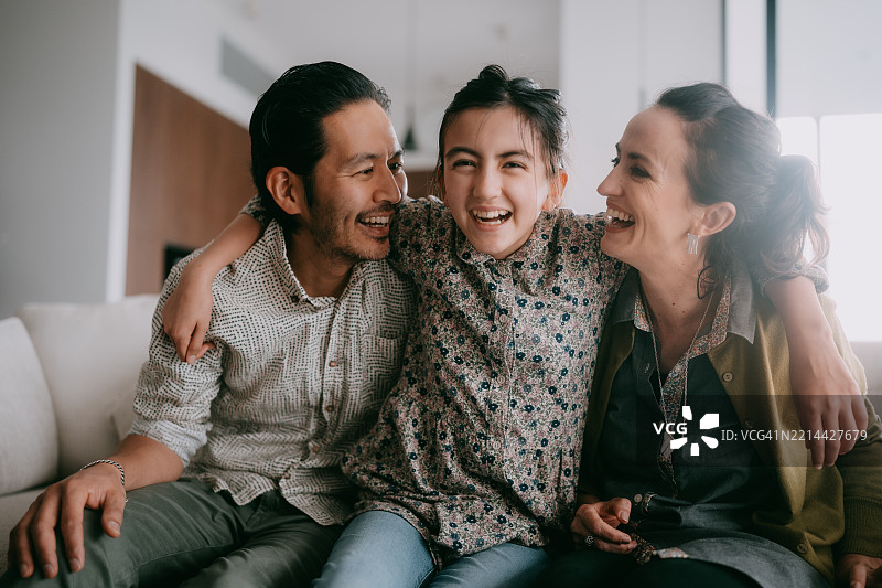 幸福的家庭在家里的沙发上图片素材
