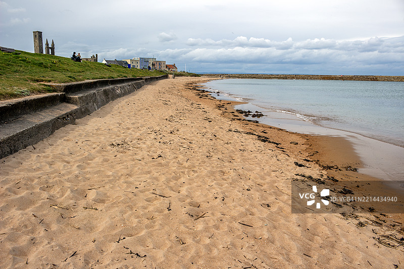 东沙滩与圣安德鲁斯大教堂遗址，圣安德鲁斯，苏格兰图片素材