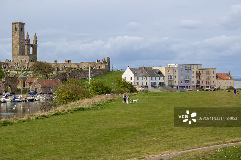 从法夫海岸小径俯瞰的圣安德鲁斯大教堂，苏格兰图片素材