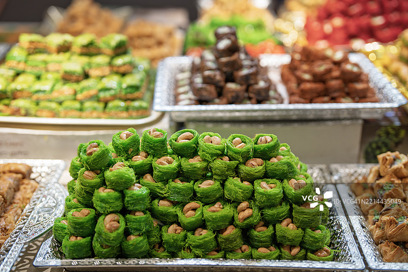 当地市场展示的各种中东甜点图片素材