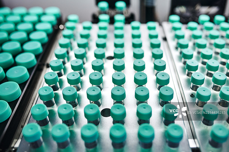 医疗测试机器上的一组试管样本图片素材