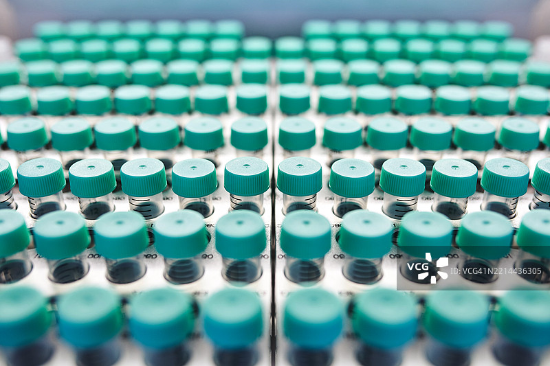 医疗测试机器上的一组试管样本图片素材