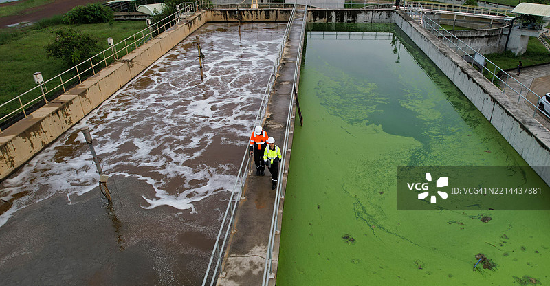 从上方看，两名环境工程师正在进行废水处理系统或污水处理过程的工作，涉及工业和环境领域。图片素材