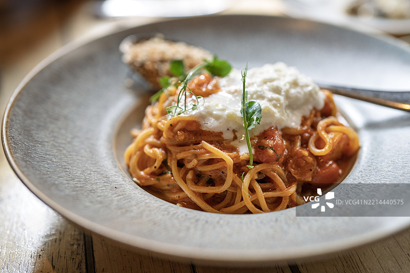 意大利面配番茄酱和帕尔马干酪图片素材