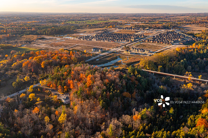 加拿大伍德布里奇，韦斯顿路与梅杰·麦肯齐大道交汇处的多彩树叶公园图片素材