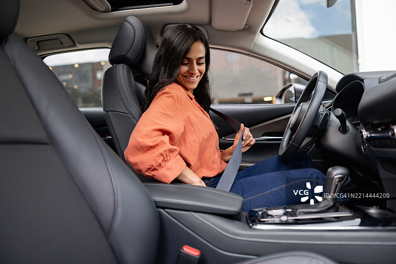 女人在车里系安全带图片素材