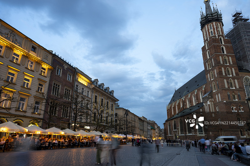 黄昏时分，克拉科夫市场广场俯瞰老城区图片素材