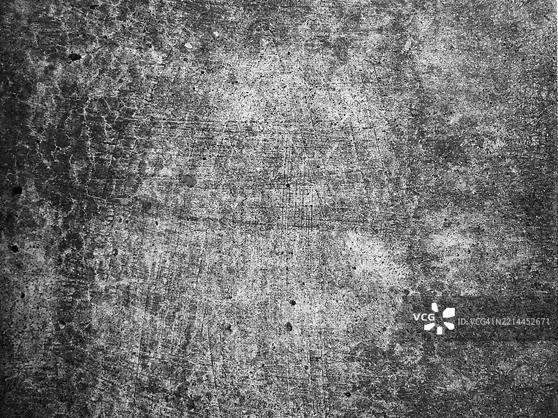 深灰色混凝土墙的特写,带有划痕和铜绿。粗糙的纹理。阳光。黑白。全画幅 4:3 布鲁塞尔,比利时。图片素材